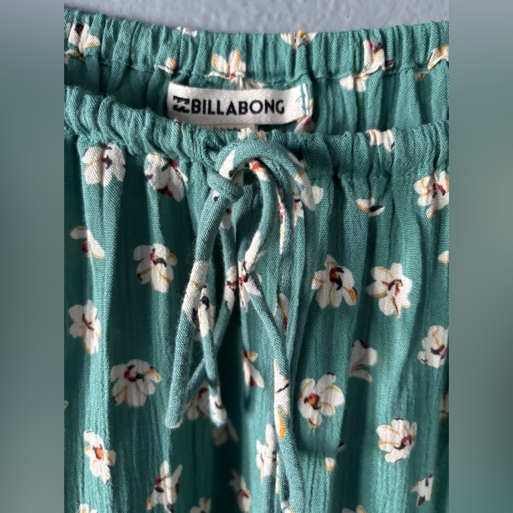 Billabong | Bell Sleeve Off-Shoulder Floral Top | M | Green - Picture 8 of 11